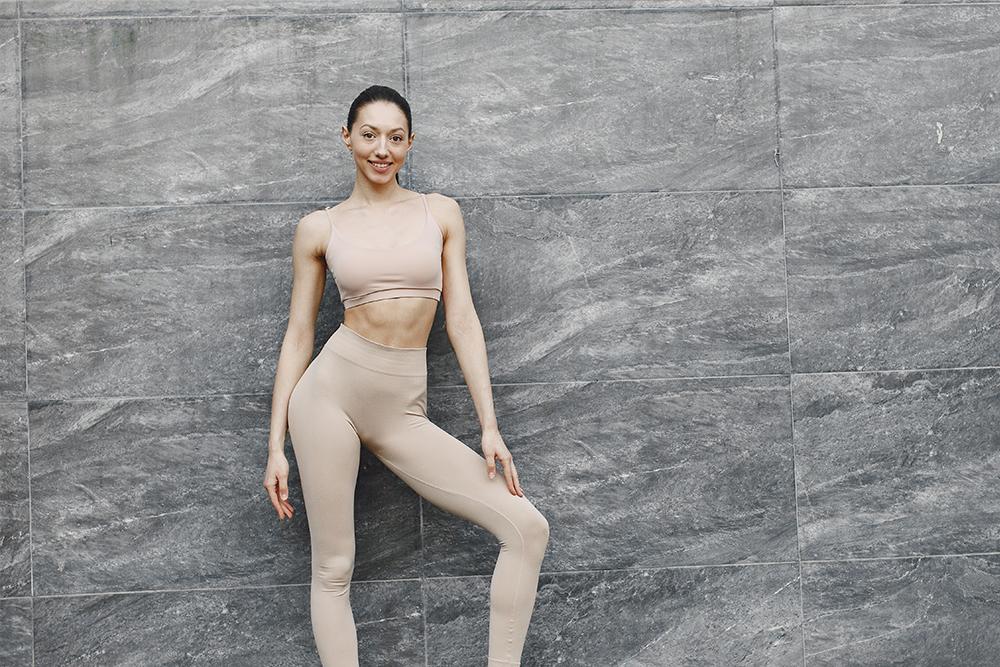Leggings contenitivi: consigli per indossarli anche in estate