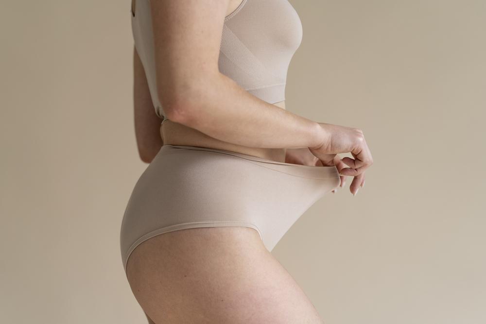 Come scegliere l'intimo perfetto per evitare rotolini e segni sotto i vestiti